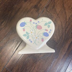 VTG Auntie Em Heart-Shaped Napkin Holder-Ceramic 1986 Hallmark Berries Floral
